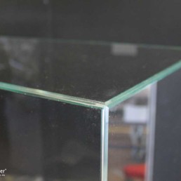 MK 470 Aufsatzvitrine mit Stülphaube, Detail Glas auf Gehrung