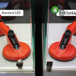 Mk OptiLight 02, Standard LED-Beleuchtung im Vergleich in Schmuckvitrine. MK OptiLight gibt die Farben besser wieder